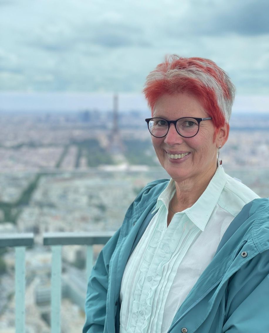 Jutta Schmitt-Teiwes mit Eiffelturm im Hintergrund